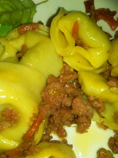 Una foto de Tortellinis con carne en salsa de soja