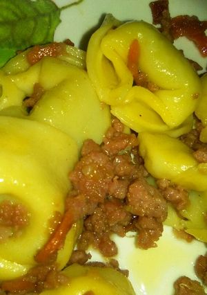 Una foto de Tortellinis con carne en salsa de soja