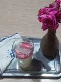 Limonada de pétalos de rosa