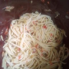 A picture of White spaghetti.