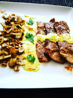 Una foto de Bistec de ternera con champiñones y salsa verde al curry