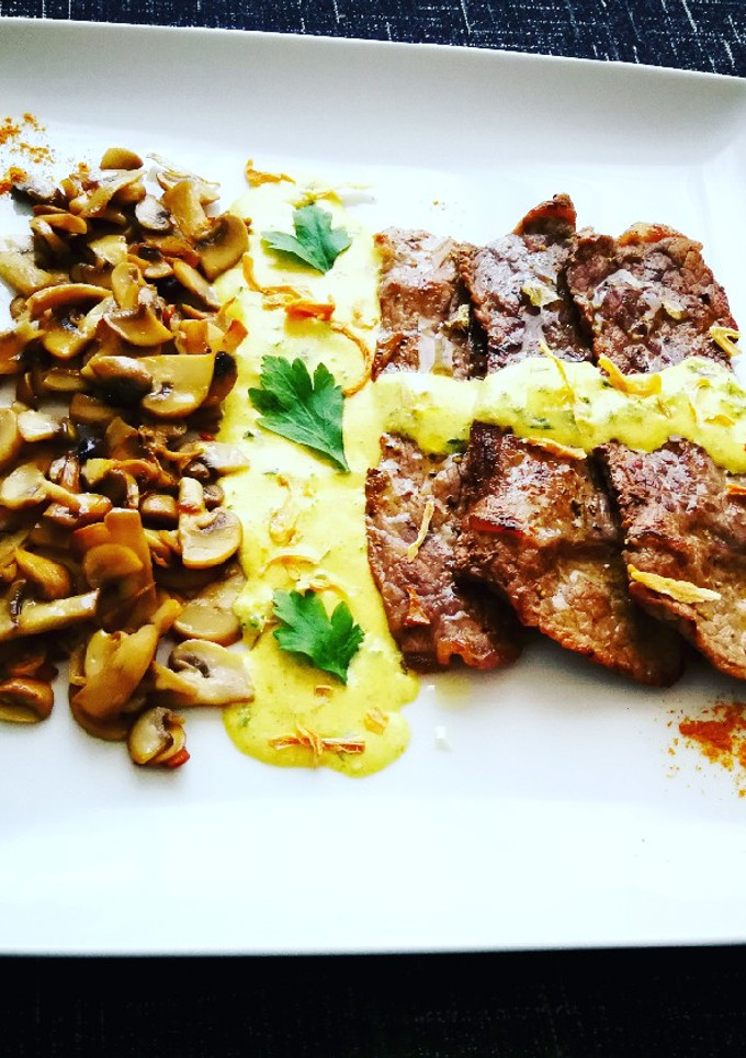 Una foto de Bistec de ternera con champiñones y salsa verde al curry