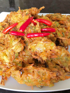 A picture of Indonesian Vegetable Fritters (bakwan sayur).