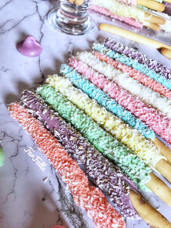 صورة لوصفة بيبيرو بالمارينج وجوز الهند 🥥 Pepero Sticks