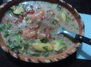 Una foto de Cóctel de camarones en espuma de cerveza a la Mexicana el Geras