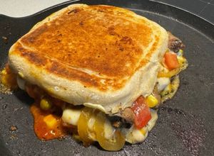 Foto de Sanduíche prensado com carne, queijo e legumes