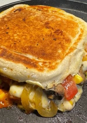 Foto de Sanduíche prensado com carne, queijo e legumes