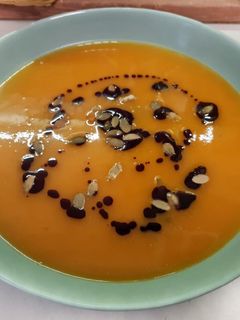 Gyömbéres sütőtök krémleves pirított tökmaggal recept fotója