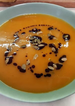 Gyömbéres sütőtök krémleves pirított tökmaggal recept fotója