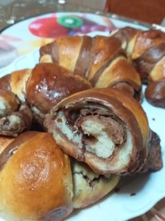 O poză a rețetei Cornuri în două culori umplute cu Nutella.