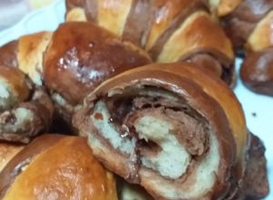 O poză a rețetei Cornuri în două culori umplute cu Nutella.