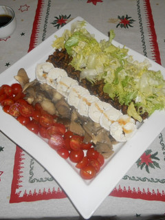 Una foto de Ensalada de setas y queso de cabra