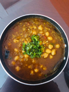 A picture of Chole bhature/ puri.