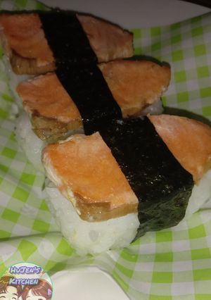 รูปของ ซูชิแซลมอนย่าง (Grilled Salmon Sushi)