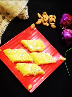 बादाम रवा बर्फी (Badam rava barfi recipe in Hindi) रेसिपी मुख्य फोटो
