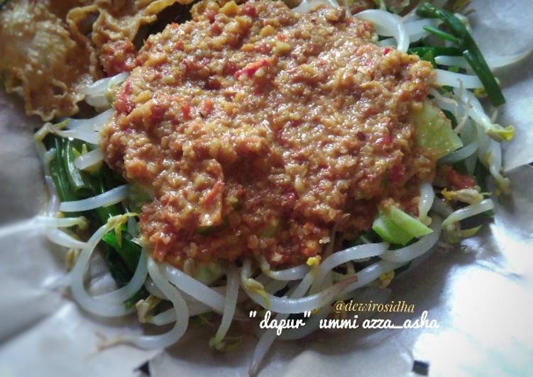 Traditional Javanese salad (Pecel Sayuran)