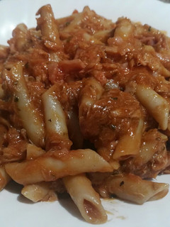 Una foto de Pasta con melva, york y tomate
