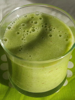Una foto de Licuado de frutas con acelga