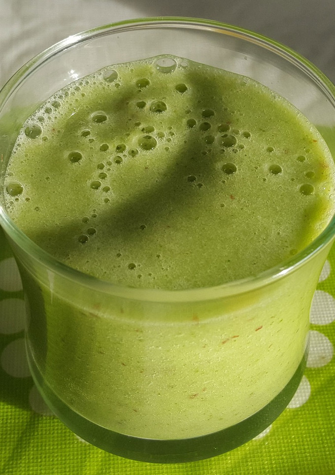 Una foto de Licuado de frutas con acelga