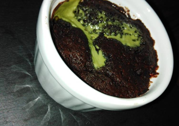 Recetta di Veloce Tortino al cioccolato cuor di pistacchio fatto a microonde