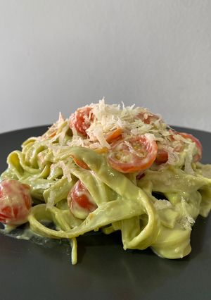 Una foto de Pasta con Salsa de Aguacate 🍴