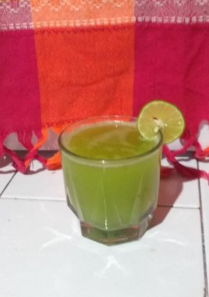 Una foto de Bebida de hojas de limón