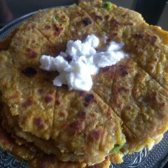 A picture of Missi Roti.