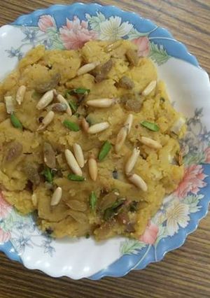 A picture of Chana Dal Halwa with Pinenuts.