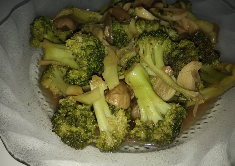 Tumis brokoli jamur