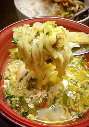 Una foto de Sopa Ramen de Camarones con Huevo y Vegetales salteados
