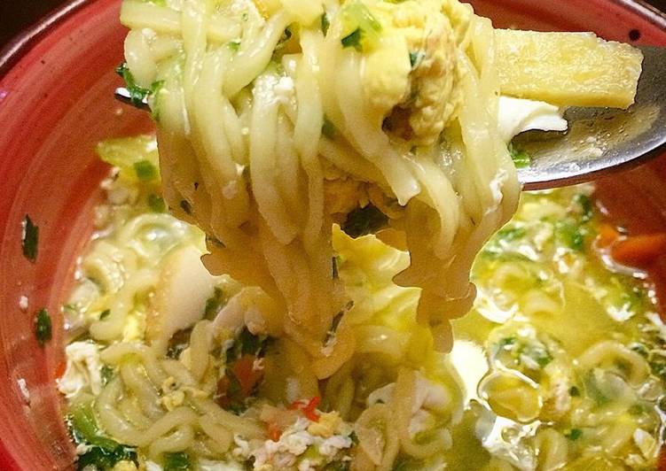 Sopa Ramen de Camarones con Huevo y Vegetales salteados