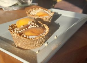 Una foto de Canastas de avena con yogur y fruta