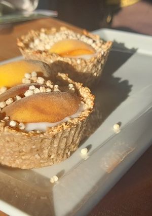 Una foto de Canastas de avena con yogur y fruta