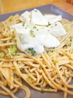 Una foto de Espaguetis con pesto de brócoli y mozzarella