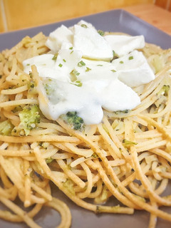 Una foto de Espaguetis con pesto de brócoli y mozzarella