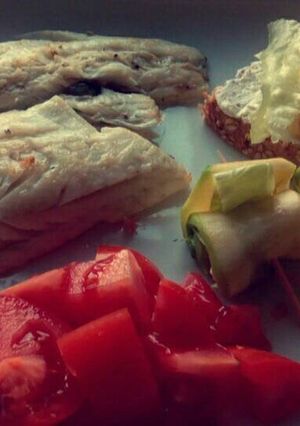 Una foto de Lenguado a la plancha con rollitos de calabacín y tomate