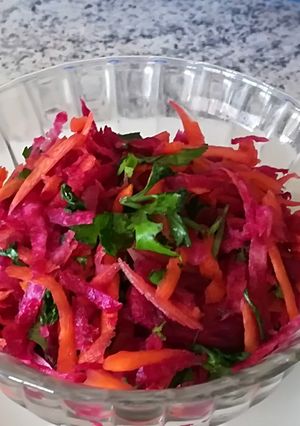 Una foto de Ensalada fresca de Remolacha (beterraga) y Zanahorias