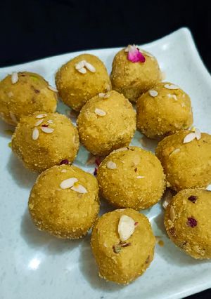 बेसन चूरमा लड्डू (besan churma laddu recipe in hindi) रेसिपी मुख्य फोटो