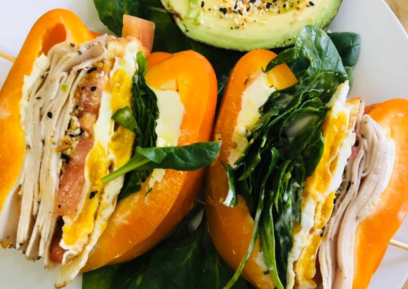 Sándwich de bell peppers con huevos estrellados