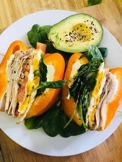 Una foto de Sándwich de bell peppers con huevos estrellados