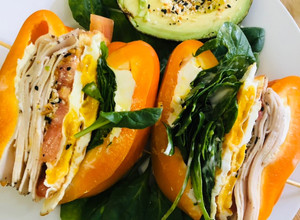 Una foto de Sándwich de bell peppers con huevos estrellados