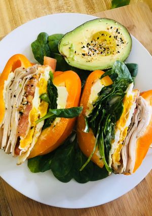 Una foto de Sándwich de bell peppers con huevos estrellados