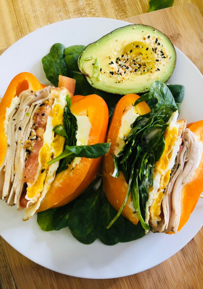 Una foto de Sándwich de bell peppers con huevos estrellados