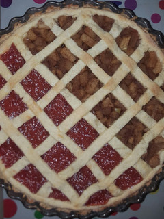 Una foto de Pasta frola: mitad membrillo, mitad manzana ♡