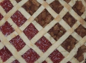 Una foto de Pasta frola: mitad membrillo, mitad manzana ♡