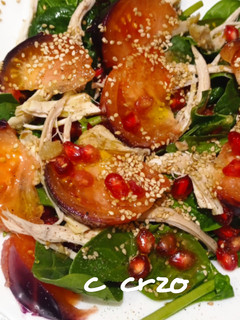 Una foto de Ensalada con pollo asado y sésamo