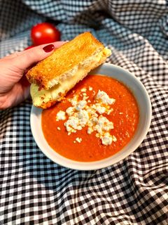 Una foto de Crema de tomates asados con sándwich de queso