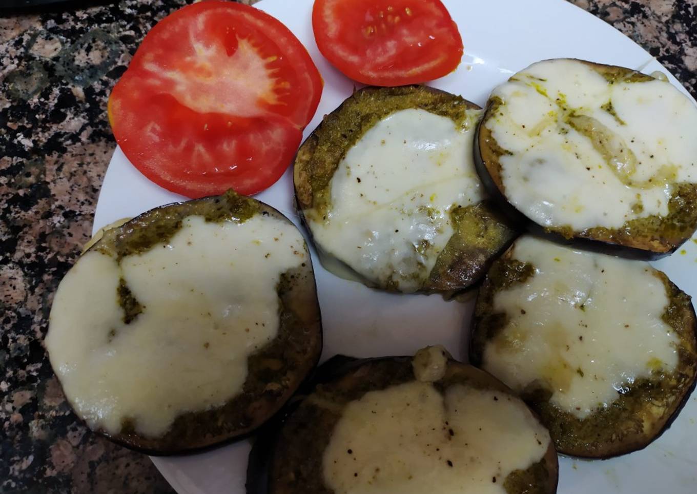 Berenjenas con pesto y mozzarella