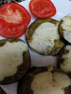 Una foto de Berenjenas con pesto y mozzarella