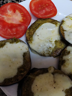 Una foto de Berenjenas con pesto y mozzarella